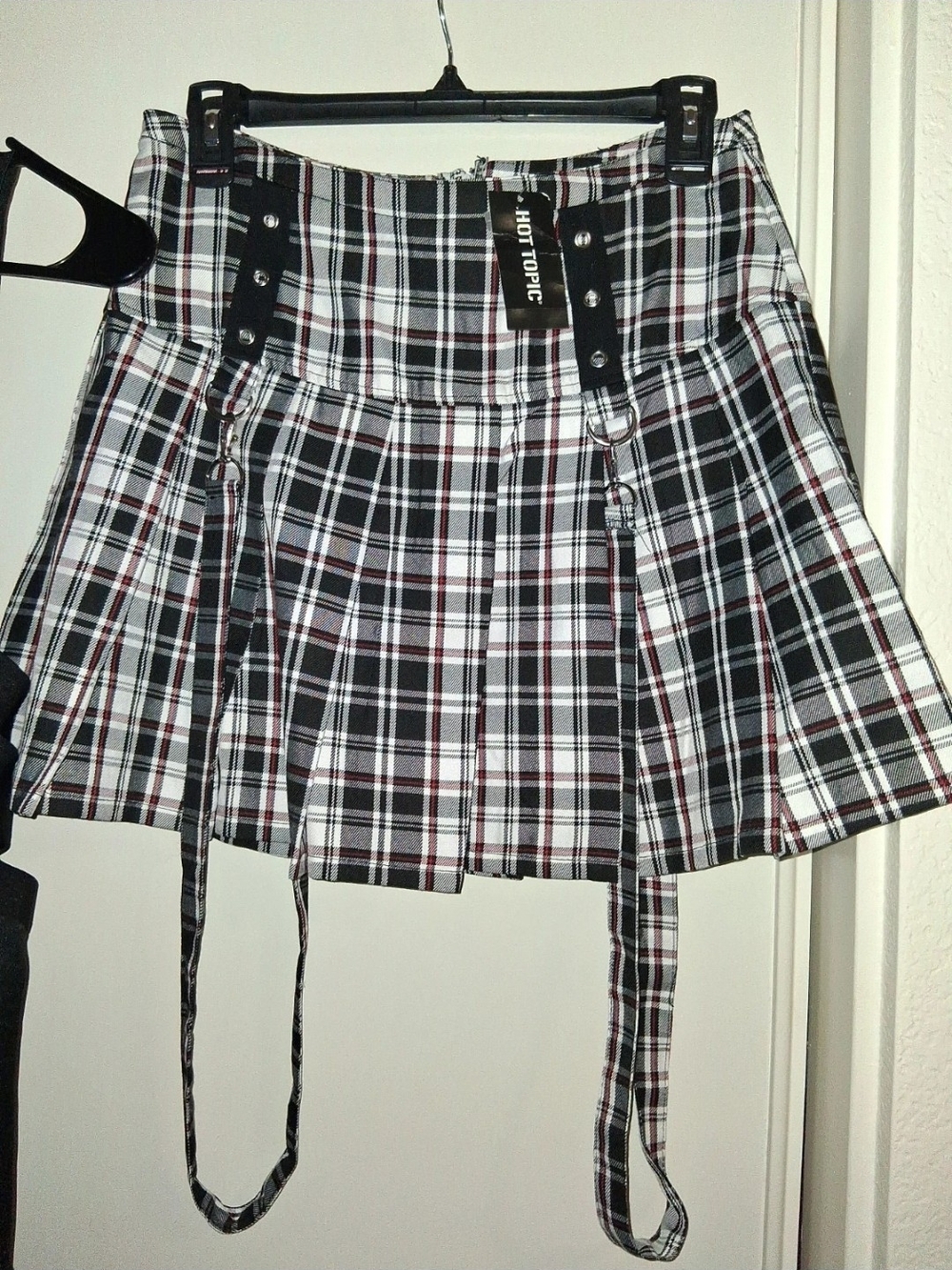 Hot Topic Black, White & Red Plaid Pleated Mini Skirt